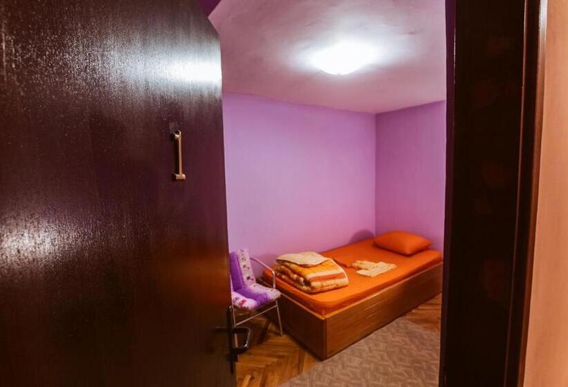 اتاق استاندارد یک نفره, Laufer