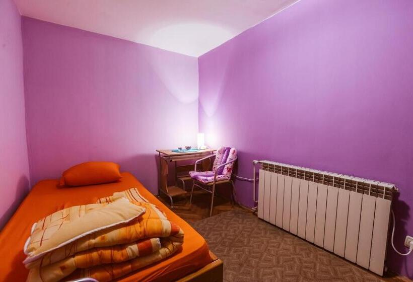 اتاق استاندارد یک نفره, Laufer