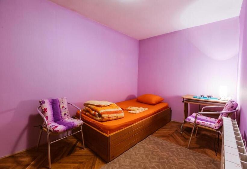 اتاق استاندارد یک نفره, Laufer