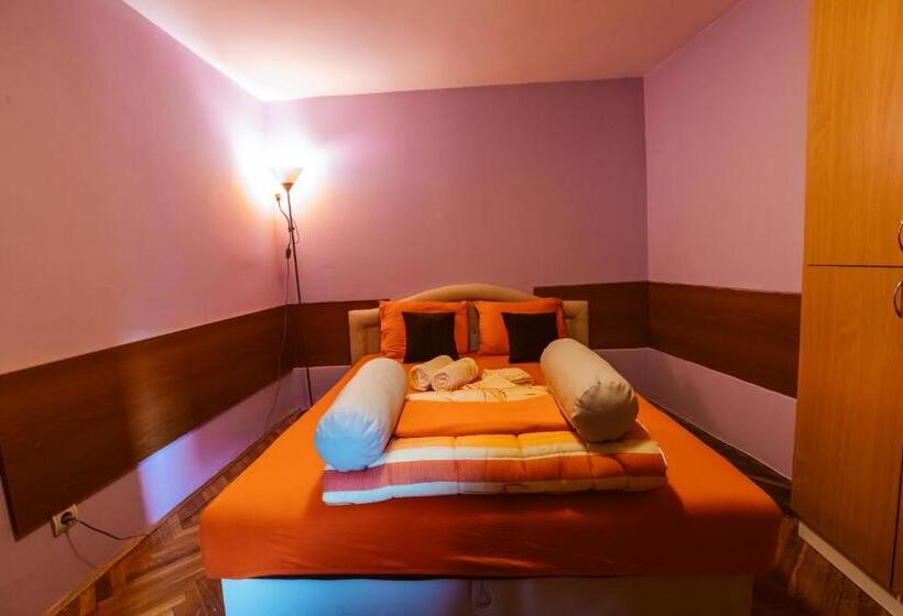 استودیو خانوادگی, Laufer