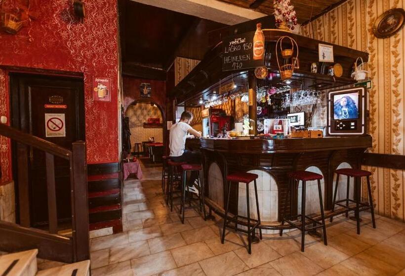 استودیو خانوادگی, Laufer