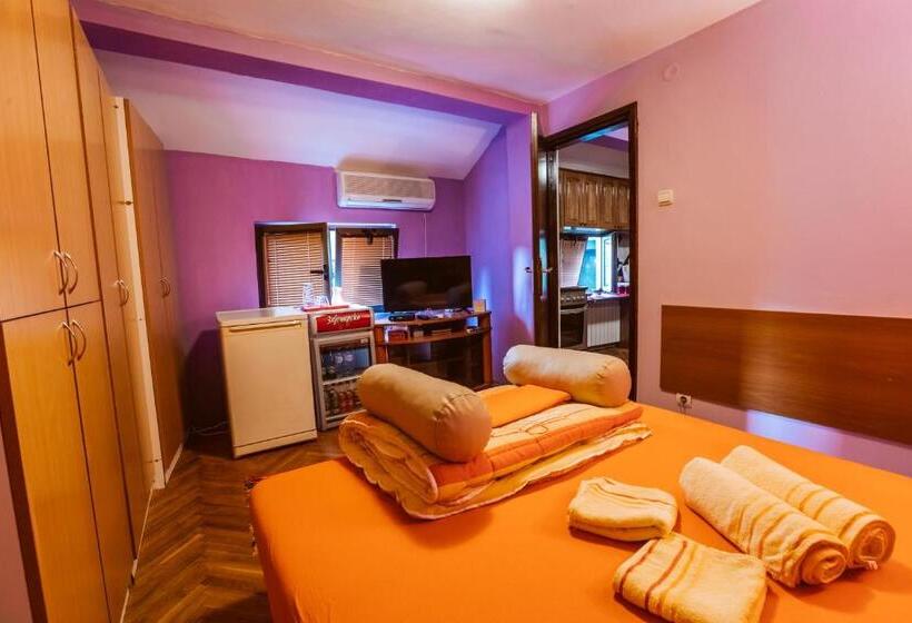 استودیو خانوادگی, Laufer