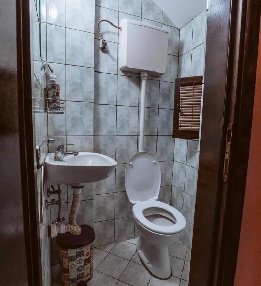 اتاق استاندارد چهارنفره با سرویس بهداشتی مشترک, Laufer