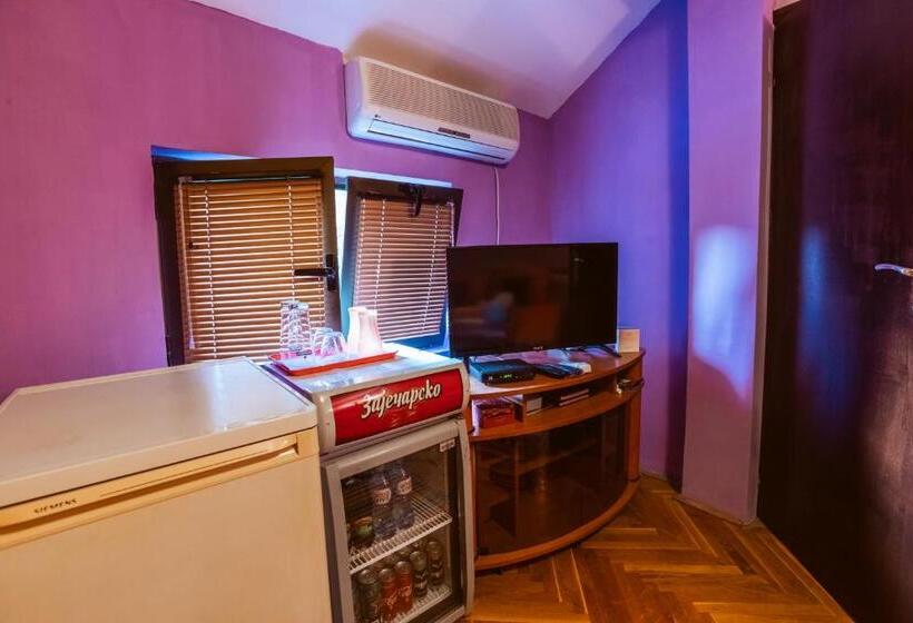 استودیو خانوادگی, Laufer