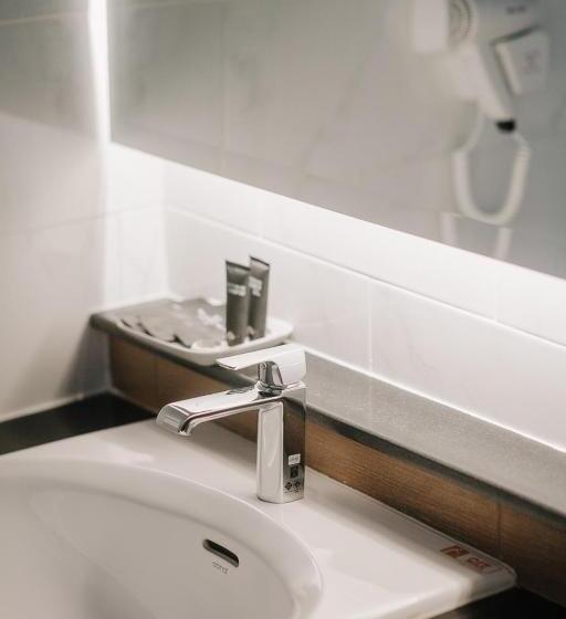 디럭스 룸 킹사이즈 침대, Arista Hotel Ubon