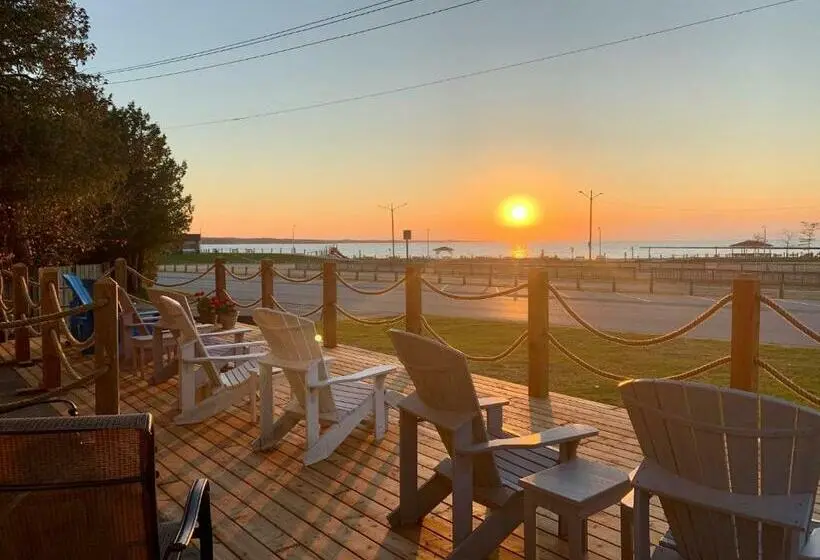 Suite with lake view, Paradise Inn On The Beach