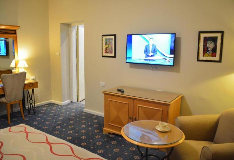 اتاق لوکس, The Y