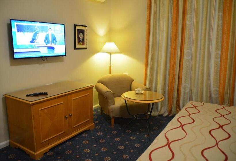 اتاق لوکس, The Y