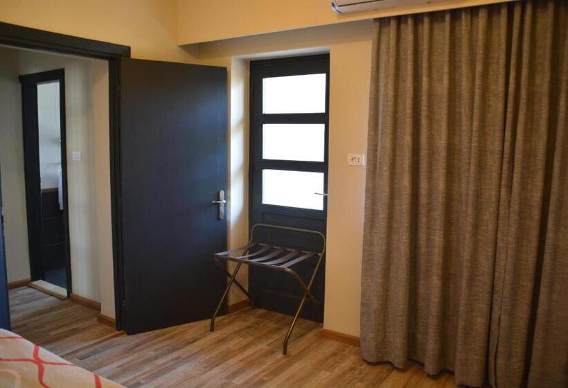 سوئیت با بالکن, The Y