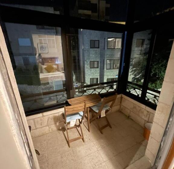 اتاق عادی, The Y