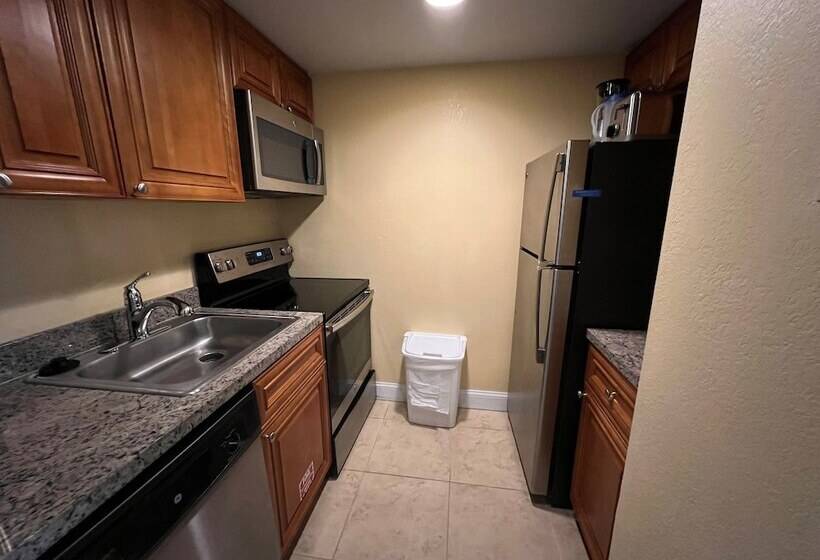 جناح, Gulfstream Manor