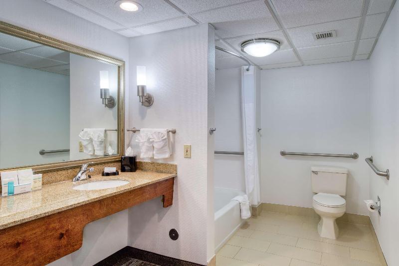 Люкс Кровать Кинг, Hampton Inn & Suites Wilmington/wrightsville Beach