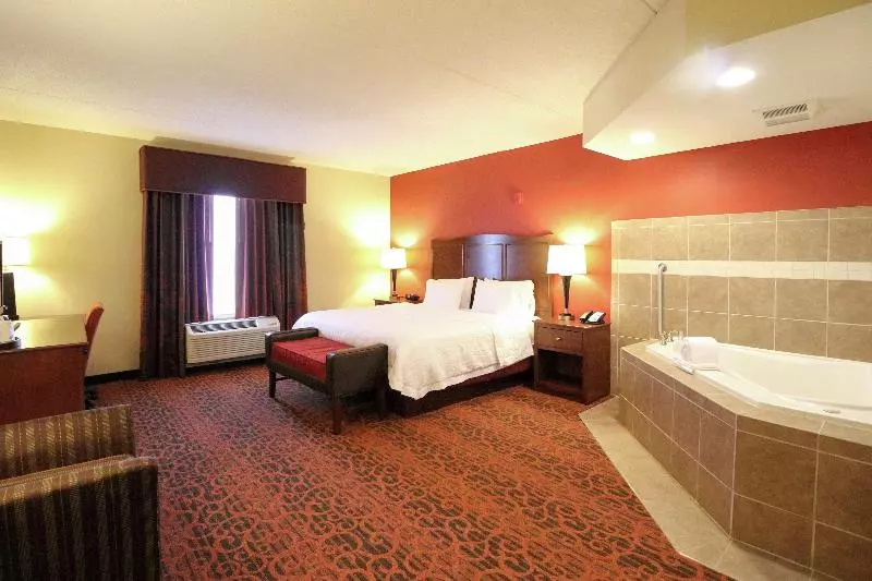 キングサイズベッドのスタンダードルーム, Hampton Inn Columbus South