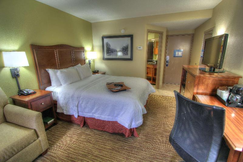 חדר סטנדרט עם מרפסת, Hampton Inn Gatlinburg