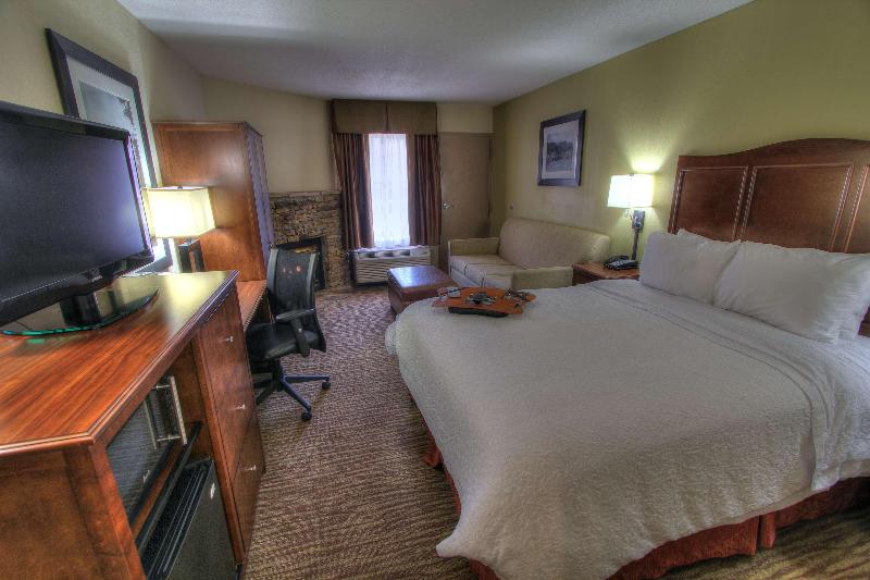 חדר סטנדרט עם מרפסת, Hampton Inn Gatlinburg
