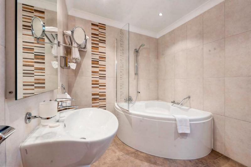 חדר סטנדרט עם מיטת קווין, Hampton Inn Helen