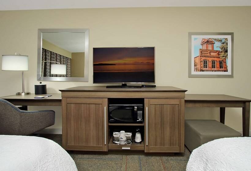 غرفه قياسيه سريرين مزدوجين, Hampton Inn Madison