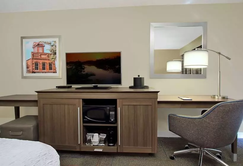 Standard-invahuone, Hampton Inn Madison