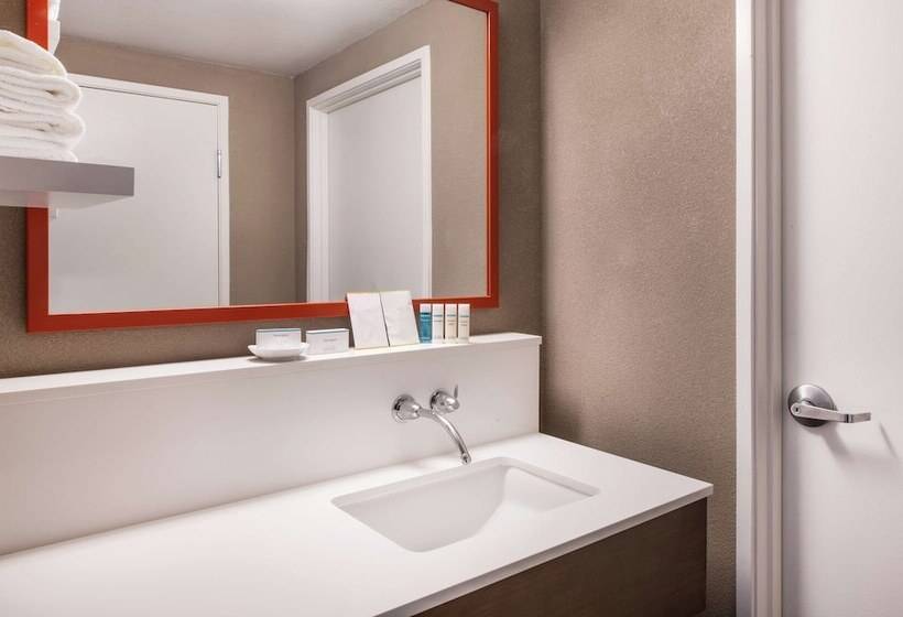 سوییت اجرایی, Hampton Inn Phoenix Airport North