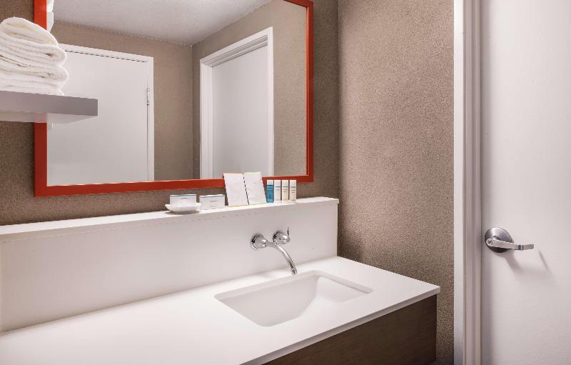 سوییت اجرایی, Hampton Inn Phoenix Airport North