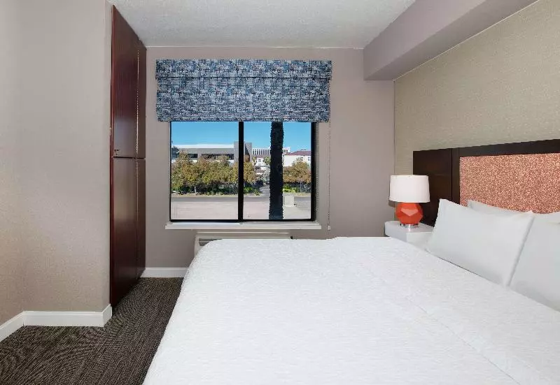 سوییت اجرایی, Hampton Inn Phoenix Airport North