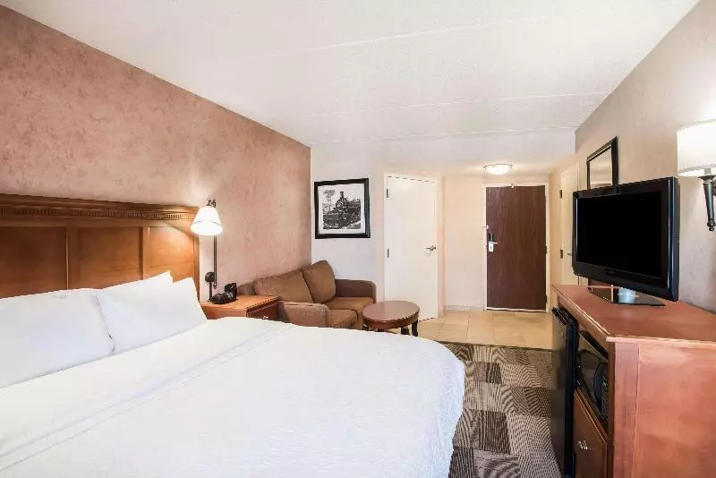 キングサイズベッドのスタンダードルーム, Hampton Inn West Springfield