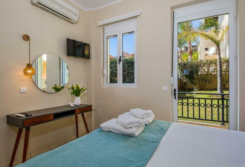 غرفة قياسية رباعية مزودة بشُرفة, Gianthea Studios And Apt