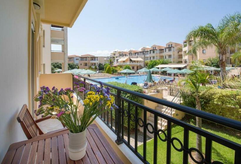 غرفة قياسية ثلاثية مطلة علي حمام السباحة, Gianthea Studios And Apt