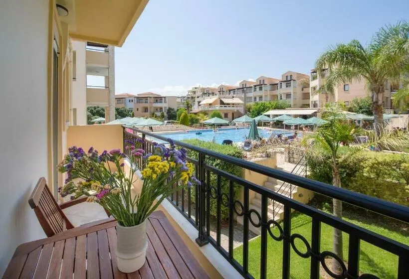 Chambre Triple Standard Vue Piscine, Gianthea Studios And Apt