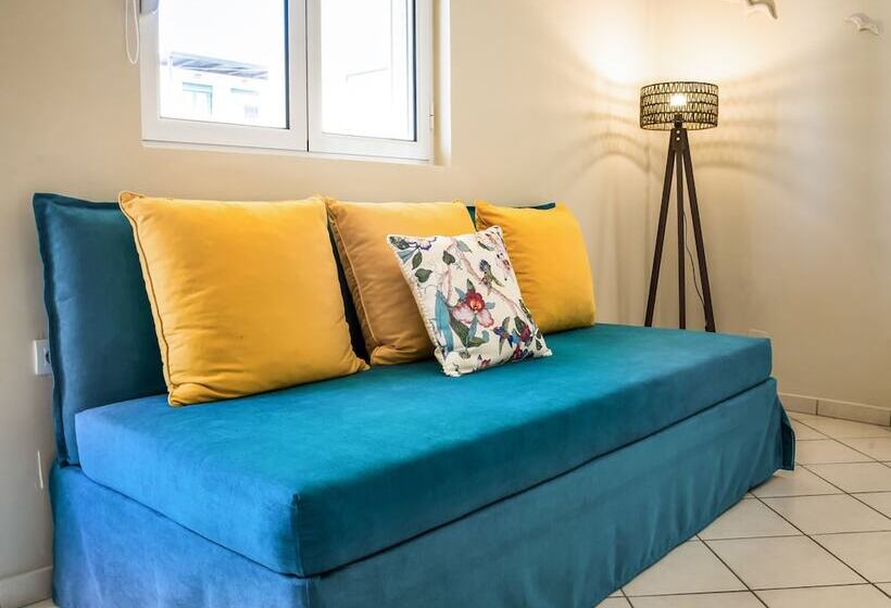 غرفة قياسية رباعية مزودة بشُرفة, Gianthea Studios And Apt