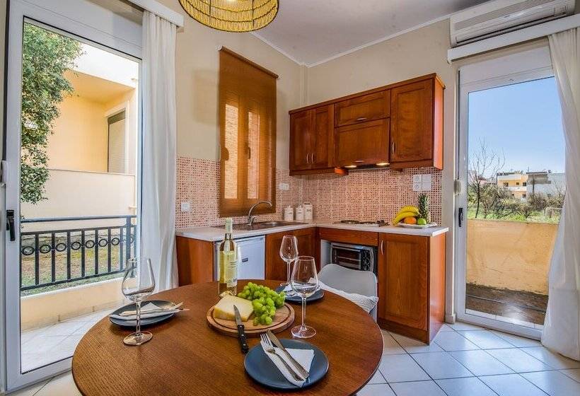 غرفة قياسية ثلاثية مطلة علي حمام السباحة, Gianthea Studios And Apt