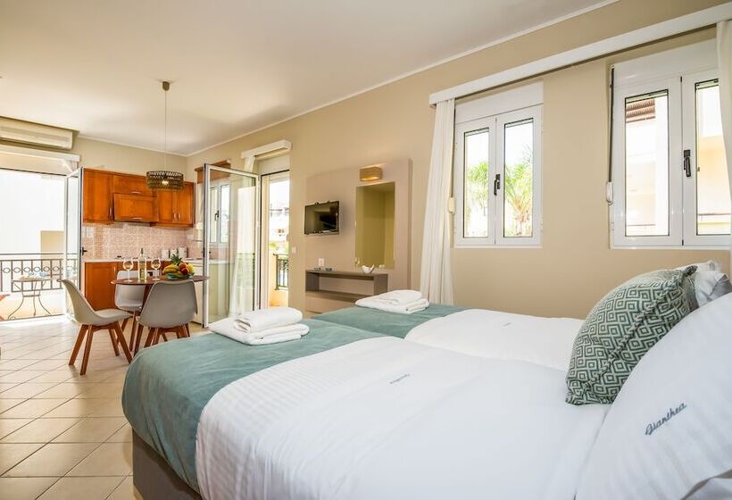 غرفة قياسية ثلاثية مطلة علي حمام السباحة, Gianthea Studios And Apt