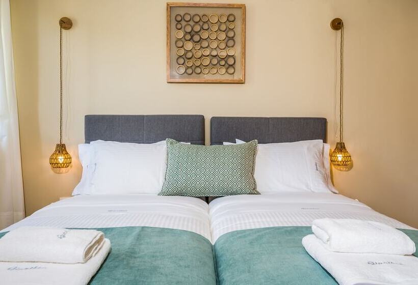 غرفة قياسية ثلاثية مطلة علي حمام السباحة, Gianthea Studios And Apt