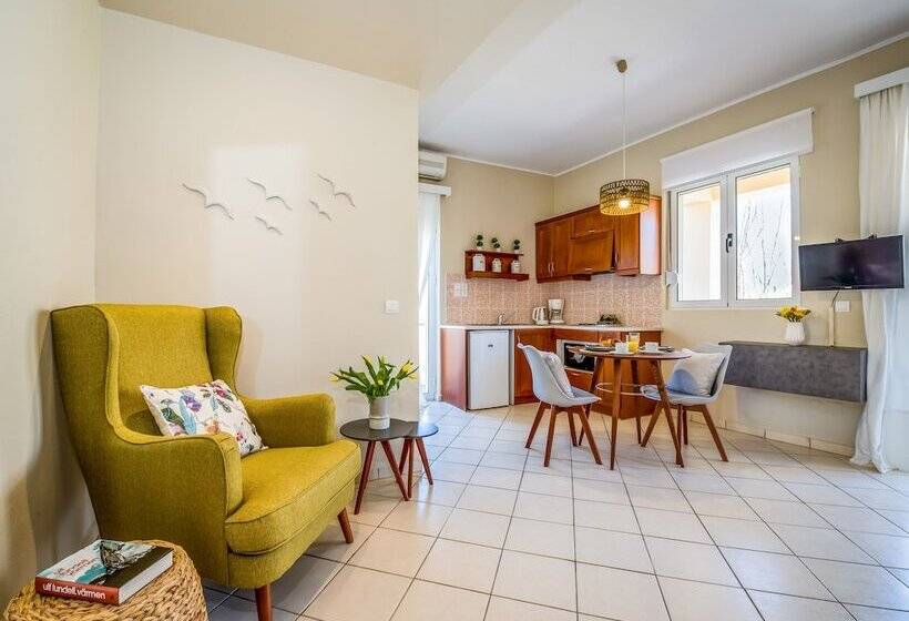 غرفة قياسية مطلّة علي حمام السباحة, Gianthea Studios And Apt