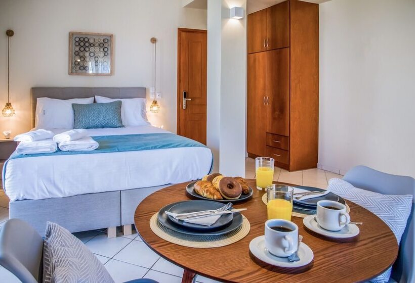 غرفة قياسية مطلّة علي حمام السباحة, Gianthea Studios And Apt