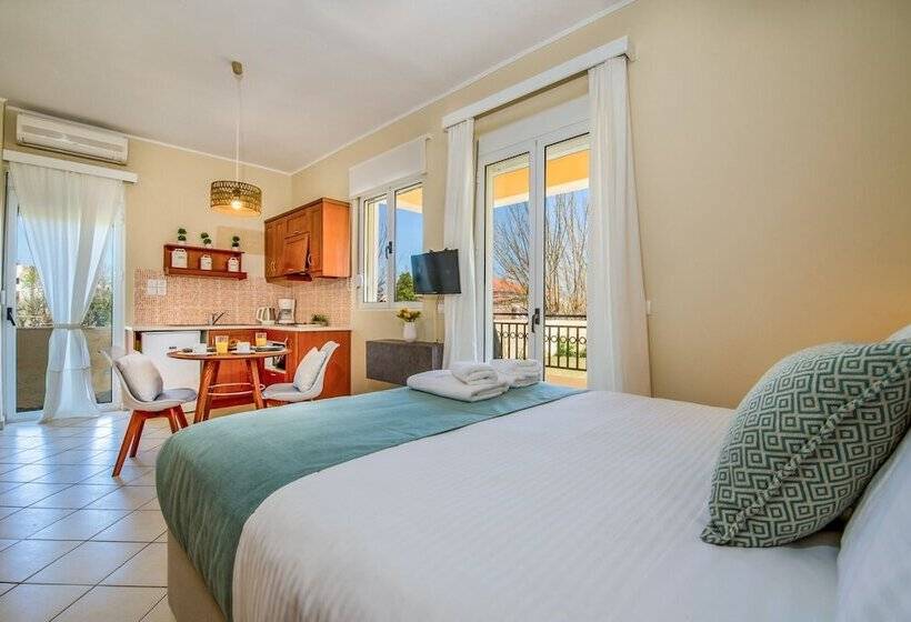 غرفة قياسية مطلّة علي حمام السباحة, Gianthea Studios And Apt