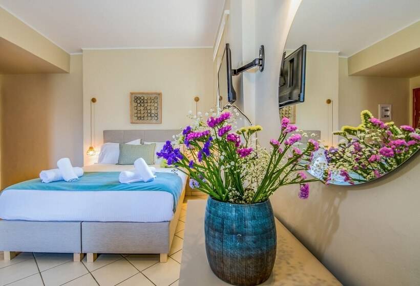 غرفة قياسية ثلاثية مزودة بشرفة, Gianthea Studios And Apt