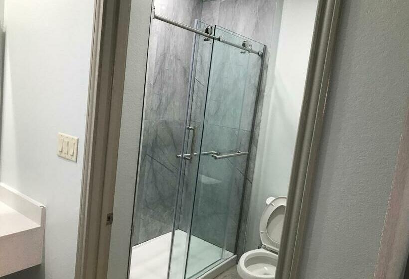 اتاق استاندارد با تخت بزرگ برای معلولان, Super 8 By Wyndham Humble Houston Fallcreek