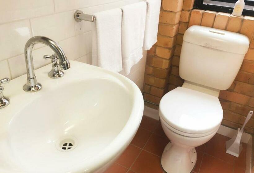 اتاق خانوادگی, Hanbury Lodge