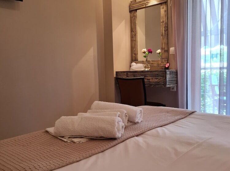 Chambre Triple Standard, Athina Résidence