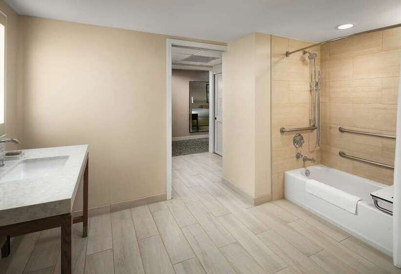 غرفة قياسية سرير كينج لذوى الإحتياجات الخاصة, Hilton Clearwater Beach Resort & Spa