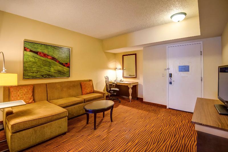 מיטת קינג בסוויטה, Hilton Garden Inn Tampa Ybor Historic District