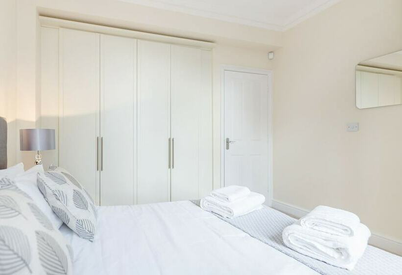 Апартаменты Comfort 2 Спальни, Spectacular Strand Two Bed Apartment