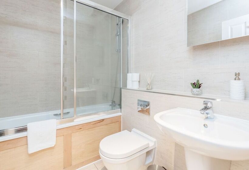 Апартаменты Comfort 2 Спальни, Spectacular Strand Two Bed Apartment