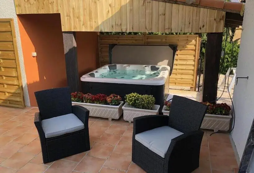デラックスルーム, La Chambre Des Onglous