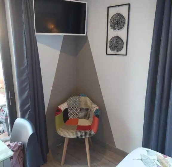 デラックスルーム, La Chambre Des Onglous