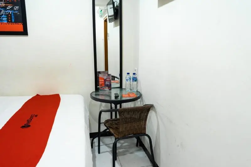 スタンダードルーム, Reddoorz Near Setrasari Mall 4