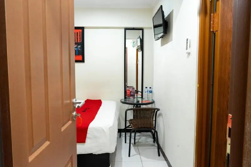 デラックスルーム, Reddoorz Near Setrasari Mall 4