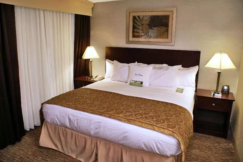 キングサイズベッドのスタンダードルーム, Doubletree By Hilton Hotel Rocky Mount