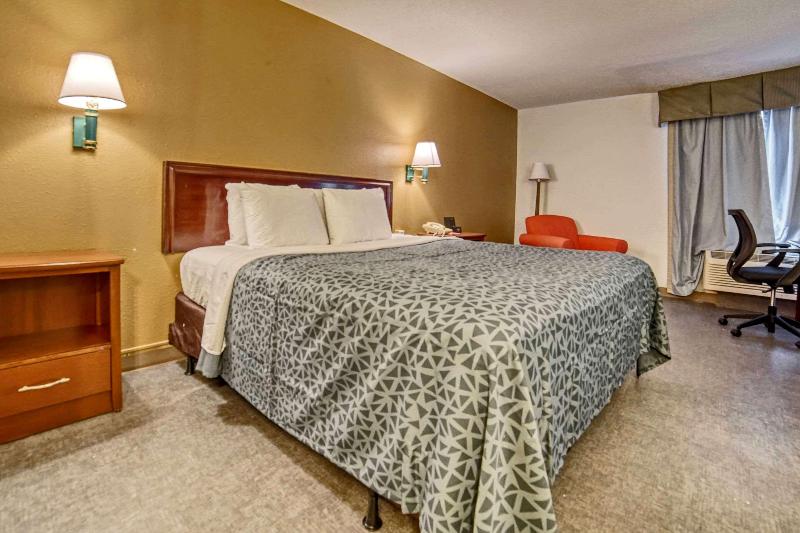 اتاق استاندارد با تخت بزرگ, Econo Lodge Raleigh Near Walnut Creek Amphitheatre